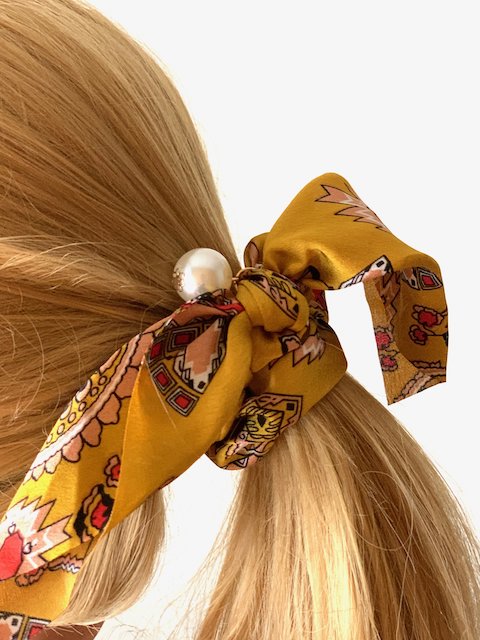 Scrunchie-scarf yellow satin floral pattern and white pearl LORA salad-dressing