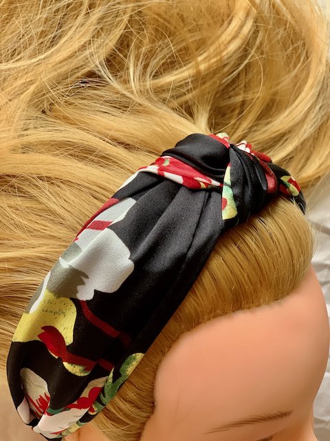 Serre-tête turban en satin noir orné d'un motif floral DORIAN coiffure