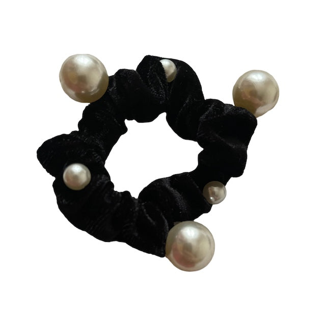 scrunchie in black velvet and white pearls